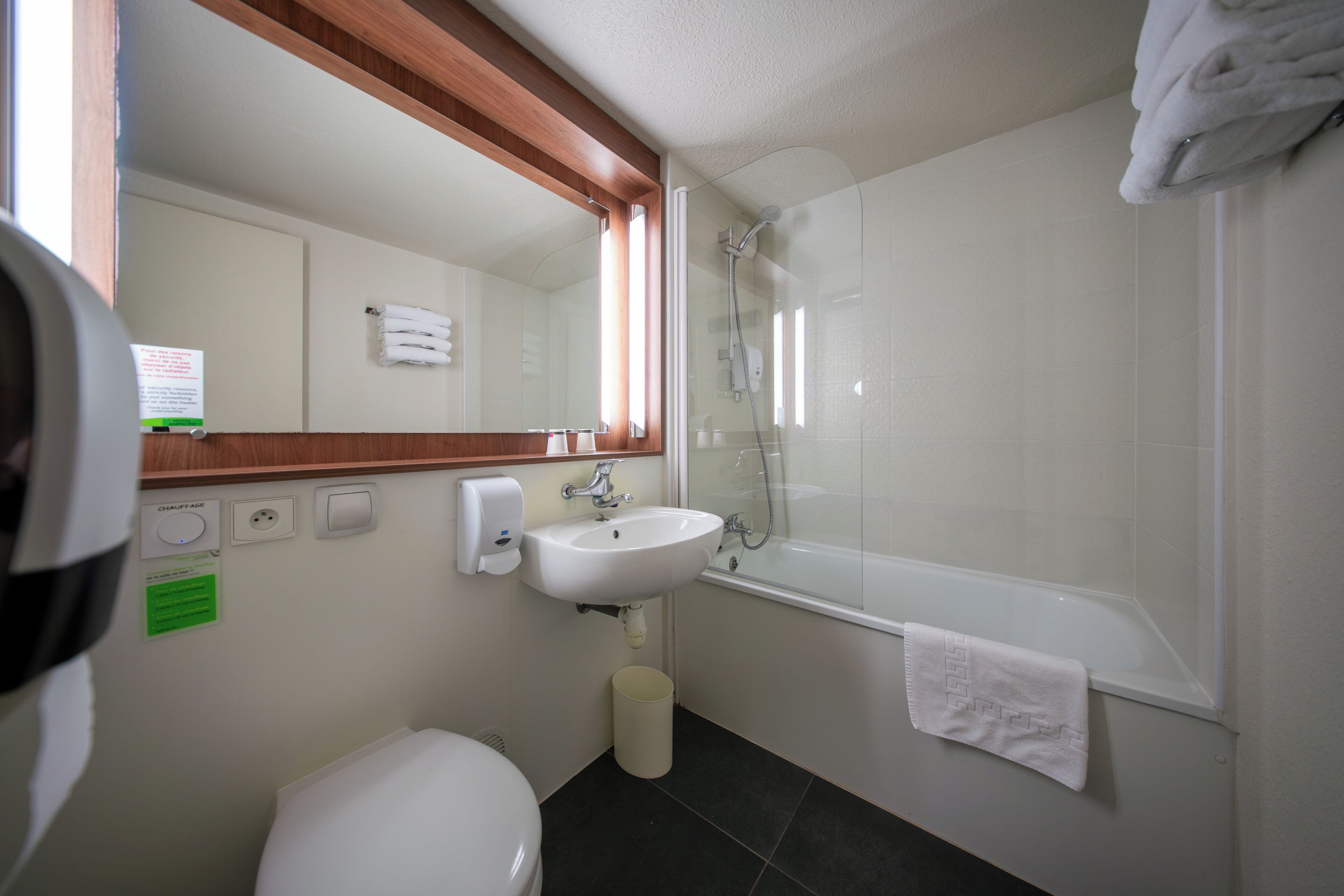 Ein Badezimmer mit Toilette, Waschbecken und Dusche.