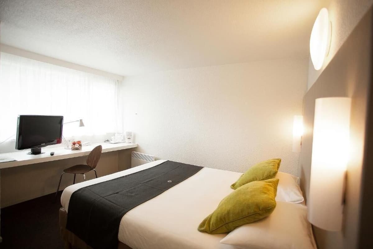 Luxe beddengoed, een bureau, een laptopwerkplek