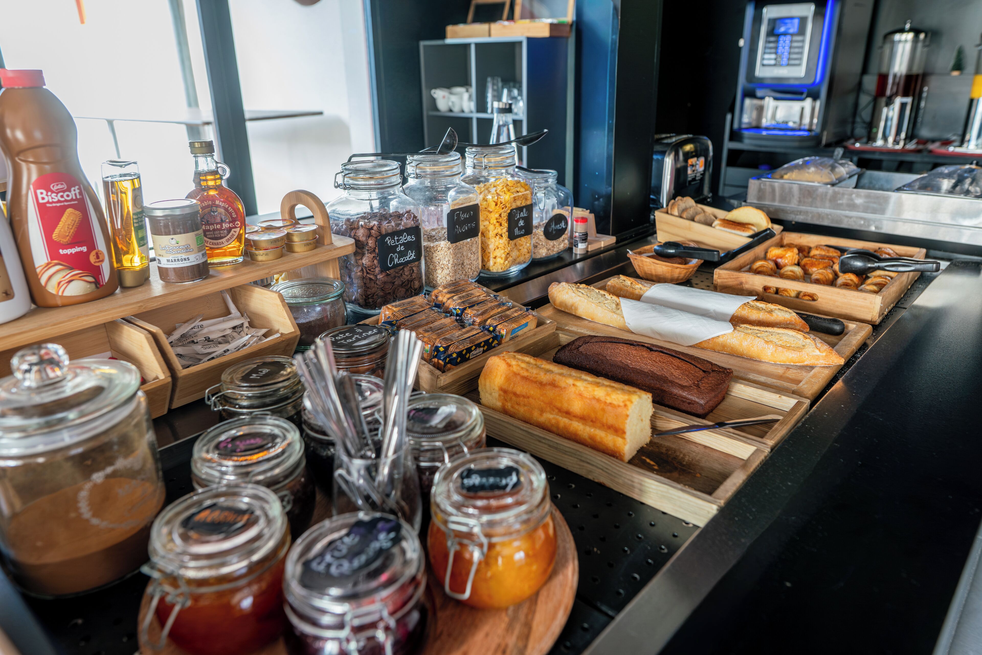 Un buffet de petit-déjeuner proposant une variété d’aliments et d’accompagnements.