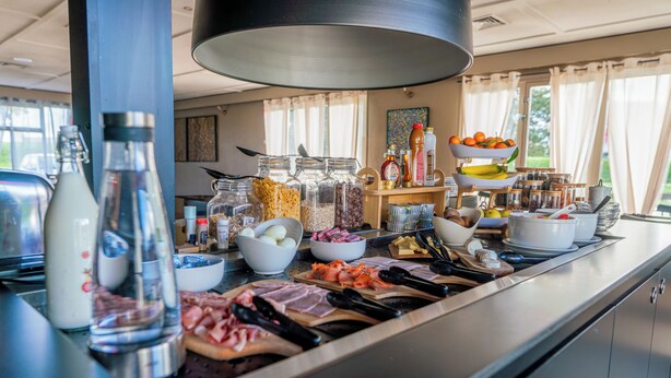 Een buffetopstelling met diverse gerechten en toevoegingen.
