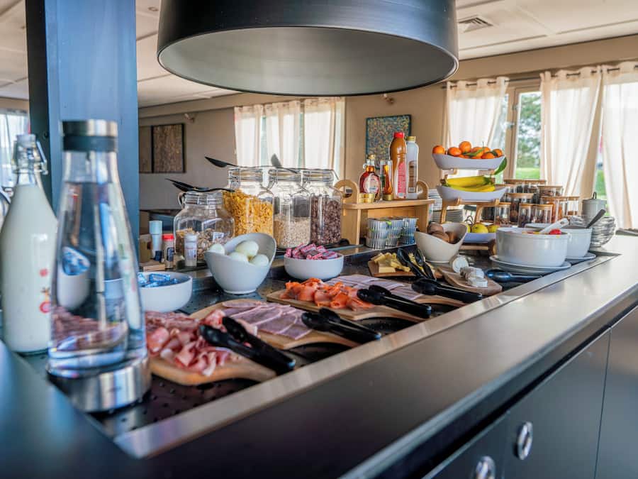 Café da manhã com buffet todos os dias (EUR 11 por pessoa)