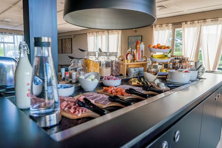 Daily buffet breakfast for a fee. Brit Hotel Confort Ampaline Périgueux Est