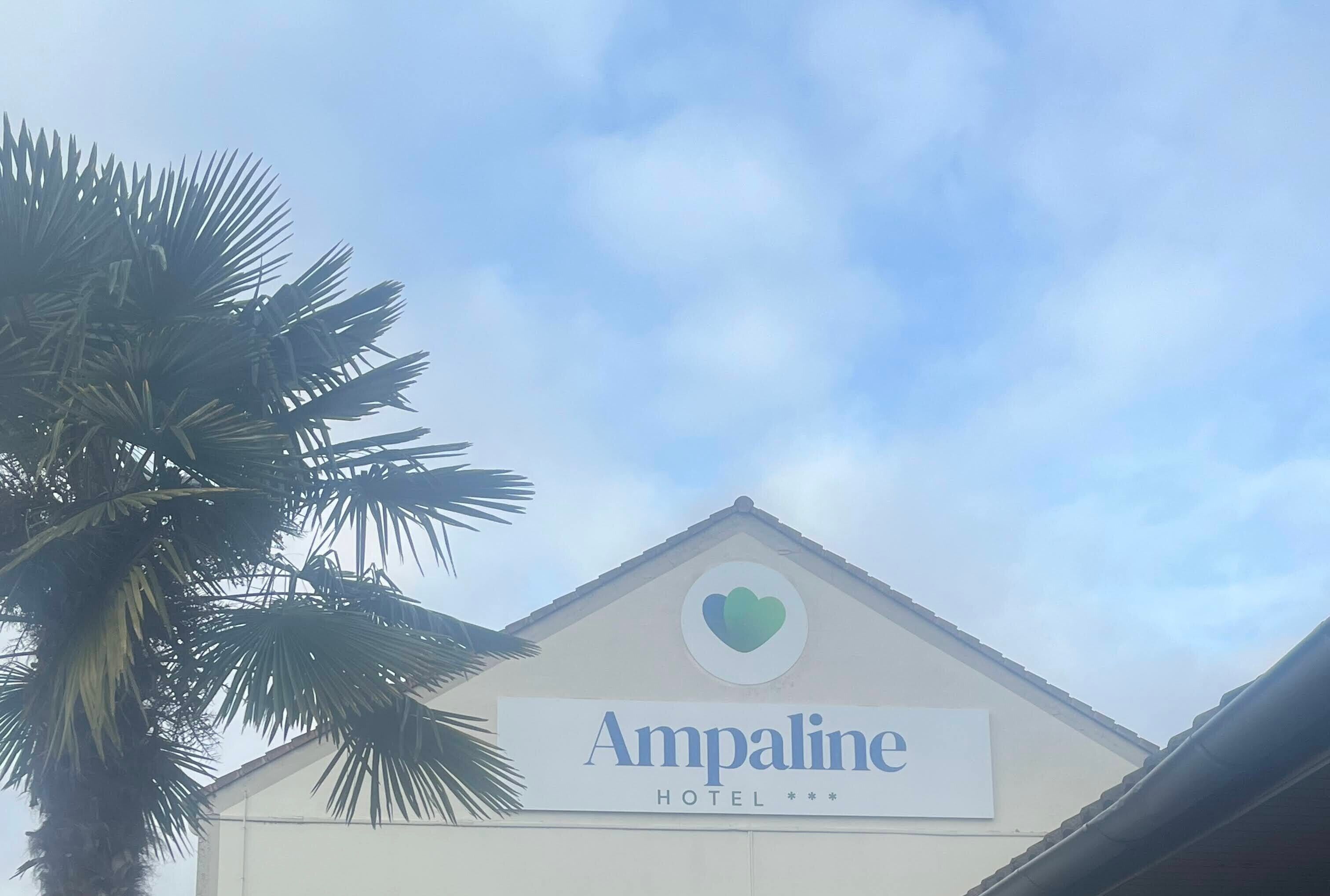 L'enseigne de l'hôtel Ampaline, ornée d'un logo en forme de cœur.