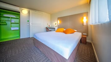 Klassieke tweepersoonskamer | Luxe beddengoed, een bureau, een laptopwerkplek