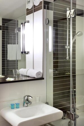 Standard Twin Room, 2 Single Beds | Bathroom