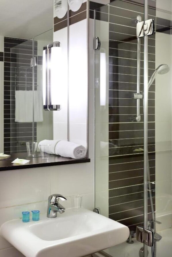 Chambre Standard avec lits jumeaux, 2 lits une place | Salle de bain | Articles de toilette écologiques, sÚche-cheveux, serviettes fournies