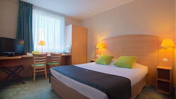 Desk, laptop workspace, soundproofing, free cots/infant beds