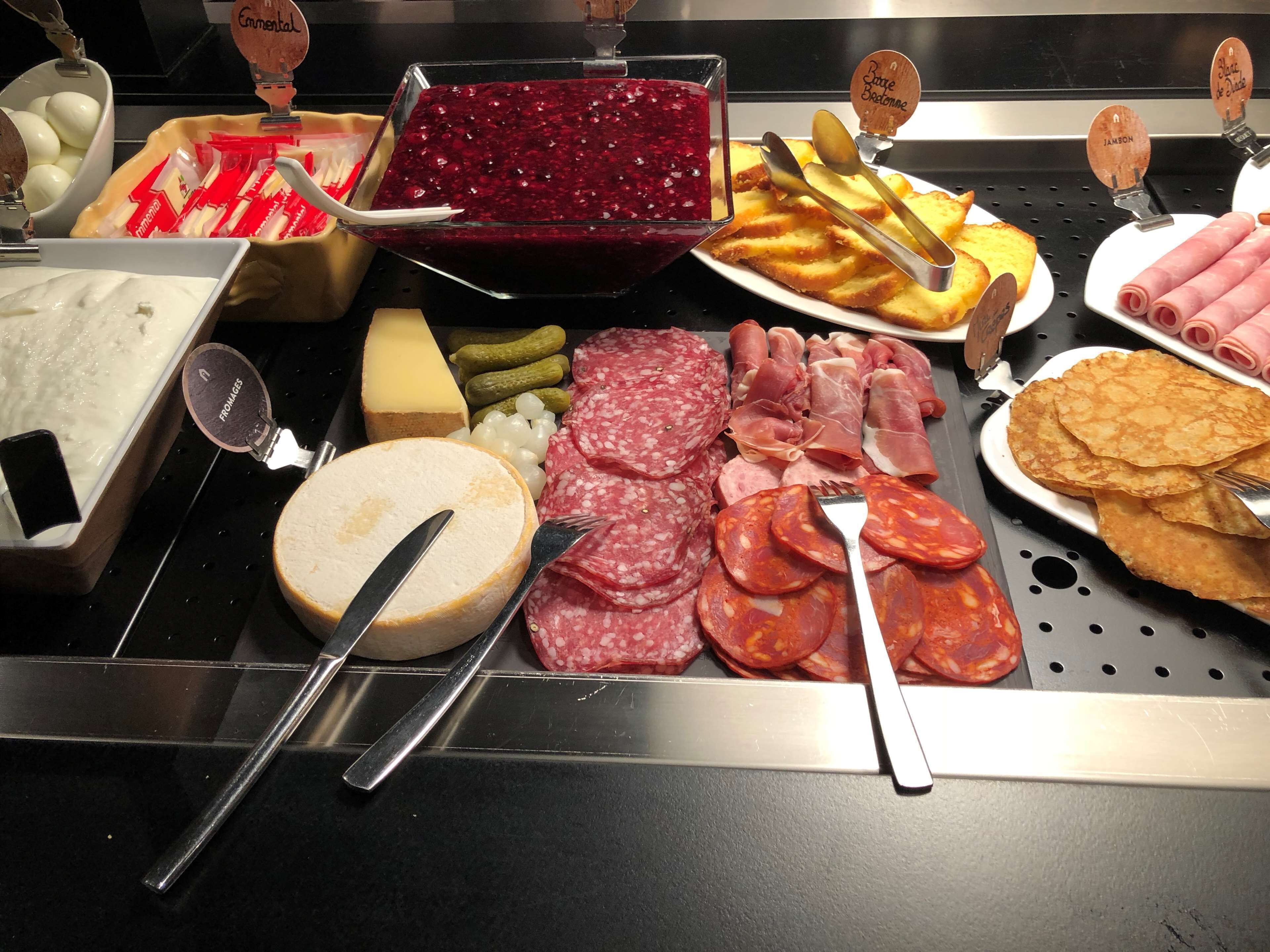 Päivittäinen buffetaamiainen maksusta