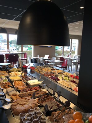 Breakfast and dinner served, French cuisine