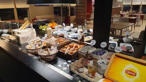 Un espace buffet proposant une variété de plats et d'accompagnements.