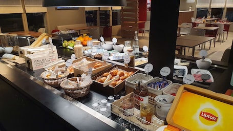 Tägliches Frühstücksbuffet gegen Gebühr. Hotel Campanile Amiens - Glisy