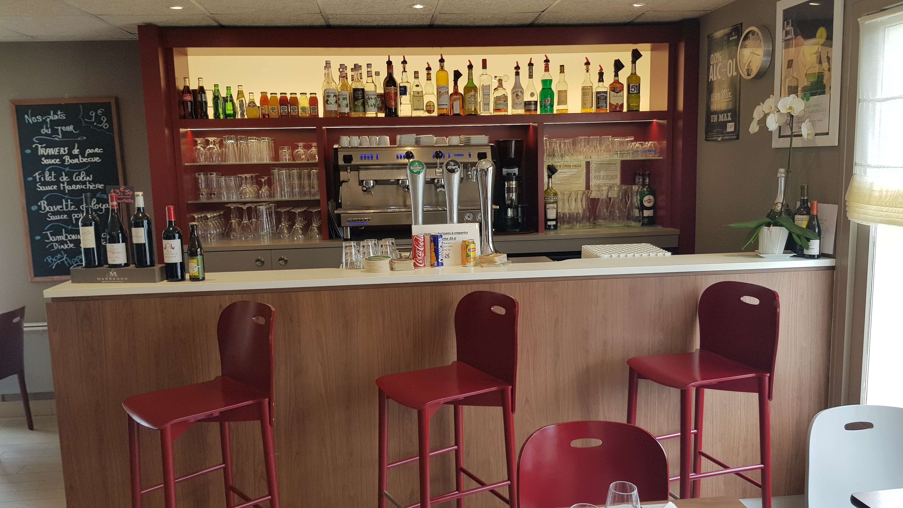 Bar (trong khuôn viên)