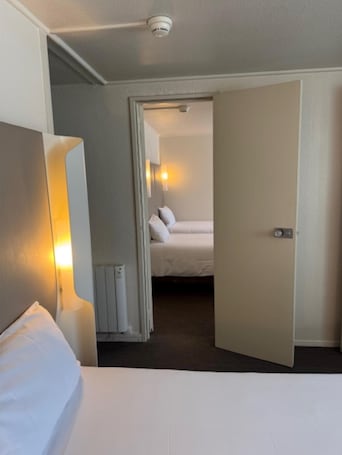 Schreibtisch, Verdunkelungsvorhänge, schallisolierte Zimmer. Hotel Campanile Amiens - Glisy