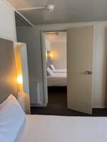 Escritorio, cortinas blackout y sistema de insonorización 