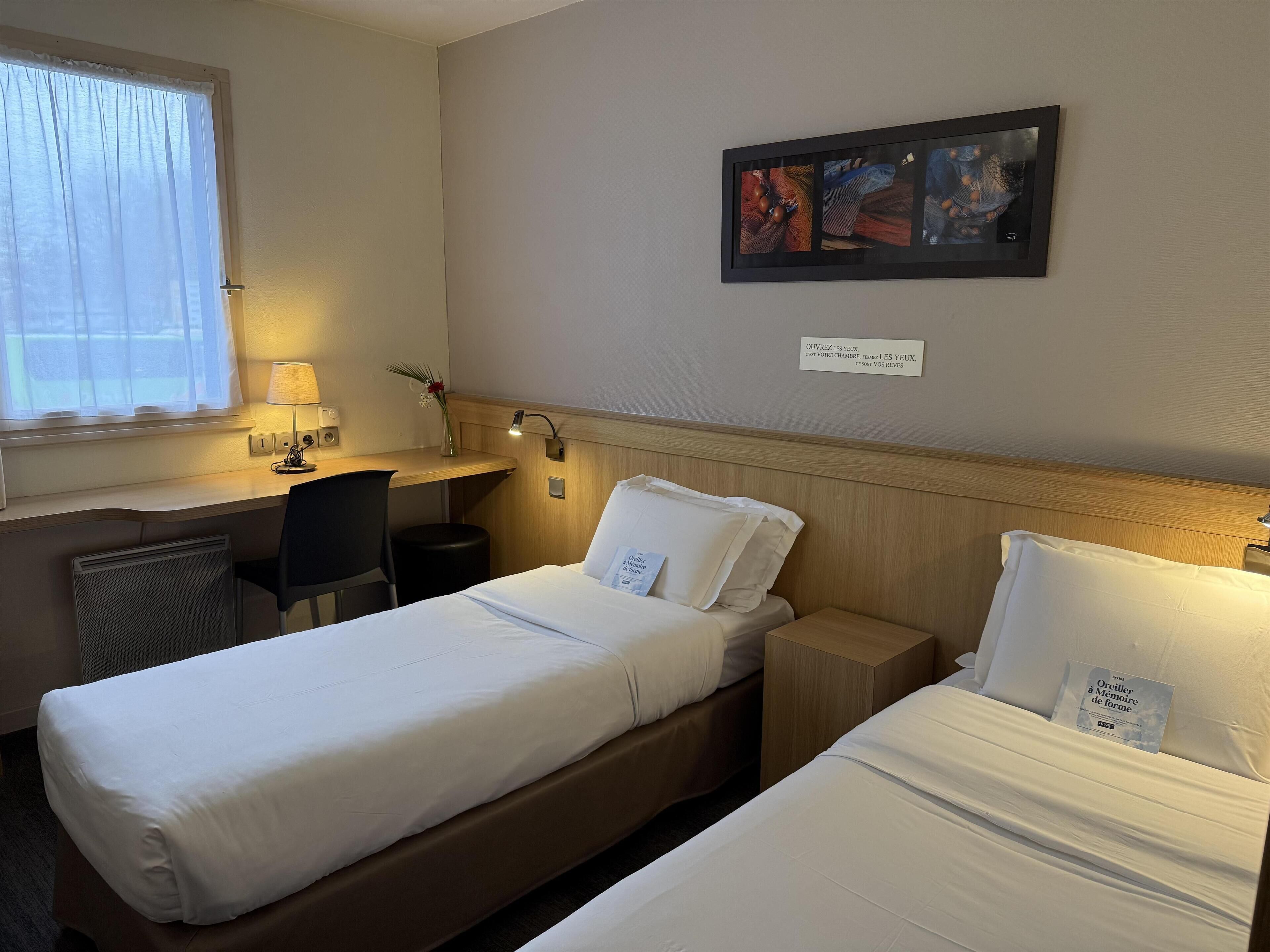 Chambre Standard, 2 lits une place | Bureau, lits bébé (gratuits), Wi-Fi gratuit, draps fournis