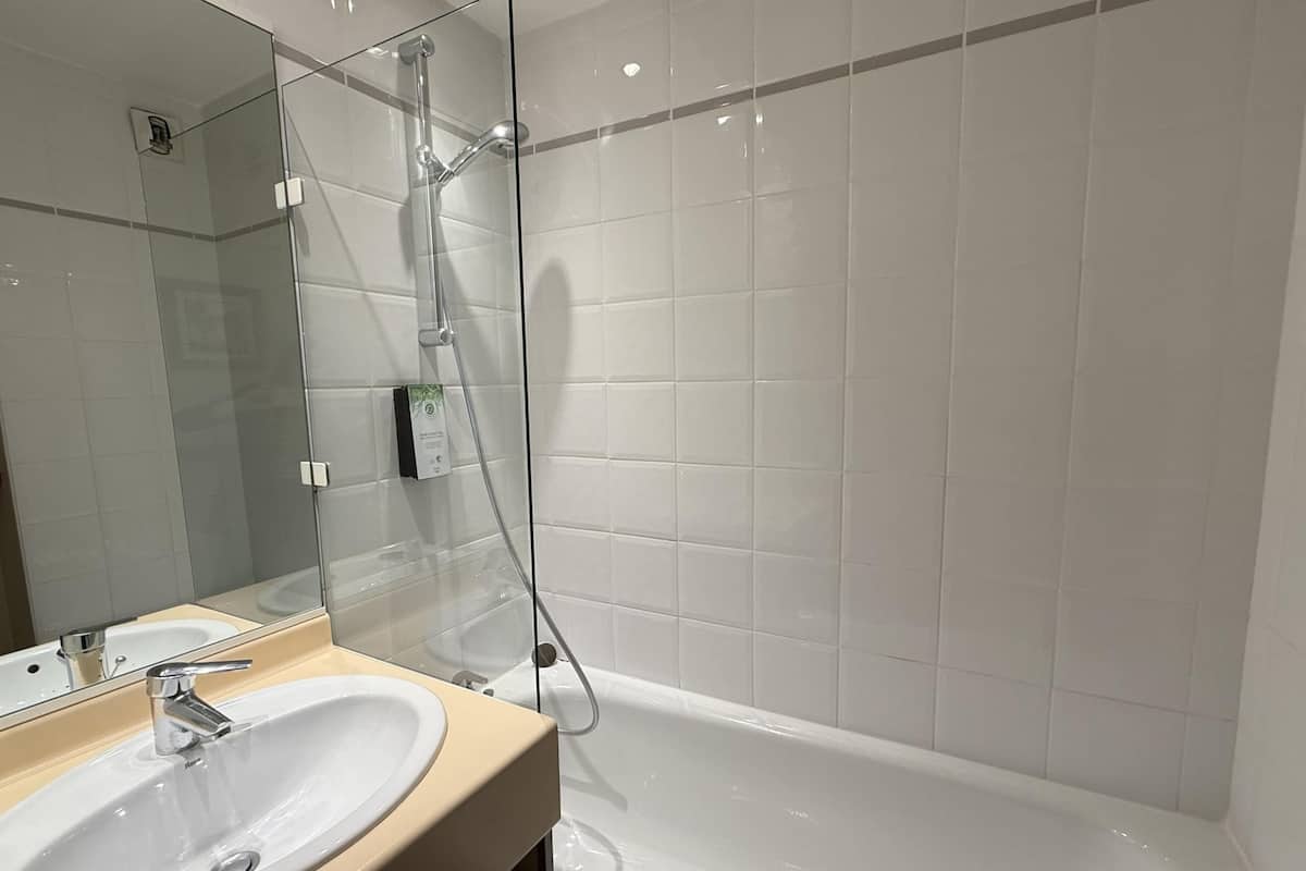 Escriptori, bressols gratuïts, wifi gratuïta i roba de llit