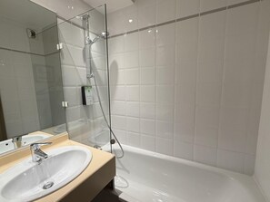 Desk, free cribs/infant beds, free WiFi, bed sheets