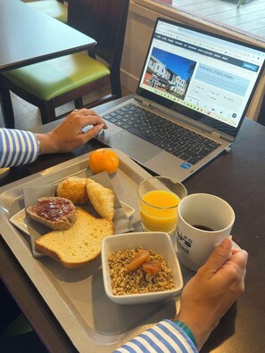 Café da manhã para viagem todos os dias (EUR 12.90 por pessoa) 