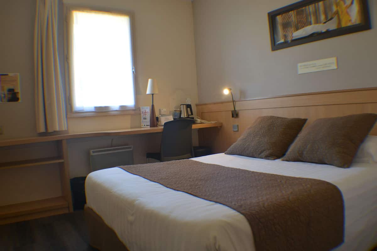 Desk, free cribs/infant beds, free WiFi, bed sheets