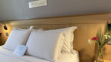 Escritorio, cunas gratuitas, wifi gratis y ropa de cama