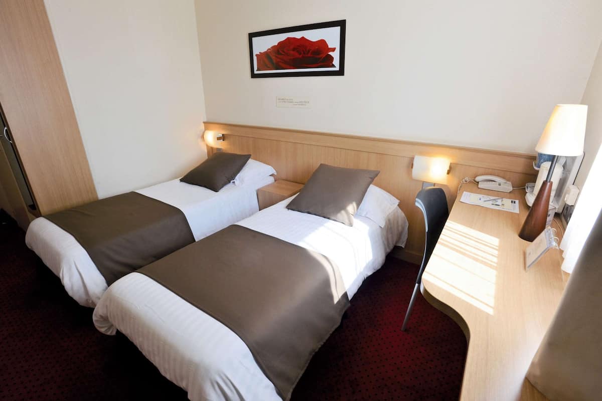 Standard Room, 2 Twin Beds | Desk, free cribs/infant beds, free WiFi, bed sheets