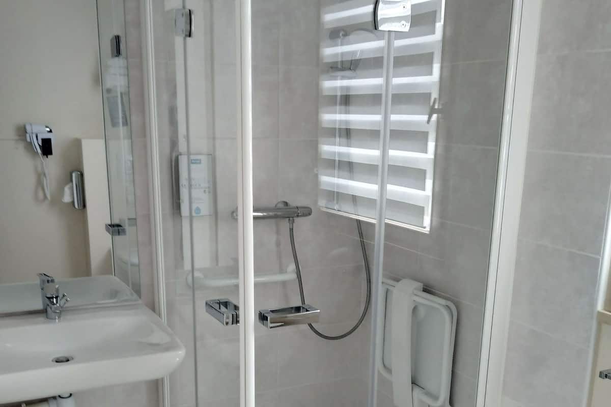 bathtub, eco-friendly toiletries, hair dryer, towels