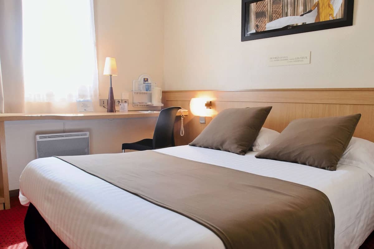 Standard Room, 1 Double Bed | Desk, free cribs/infant beds, free WiFi, bed sheets