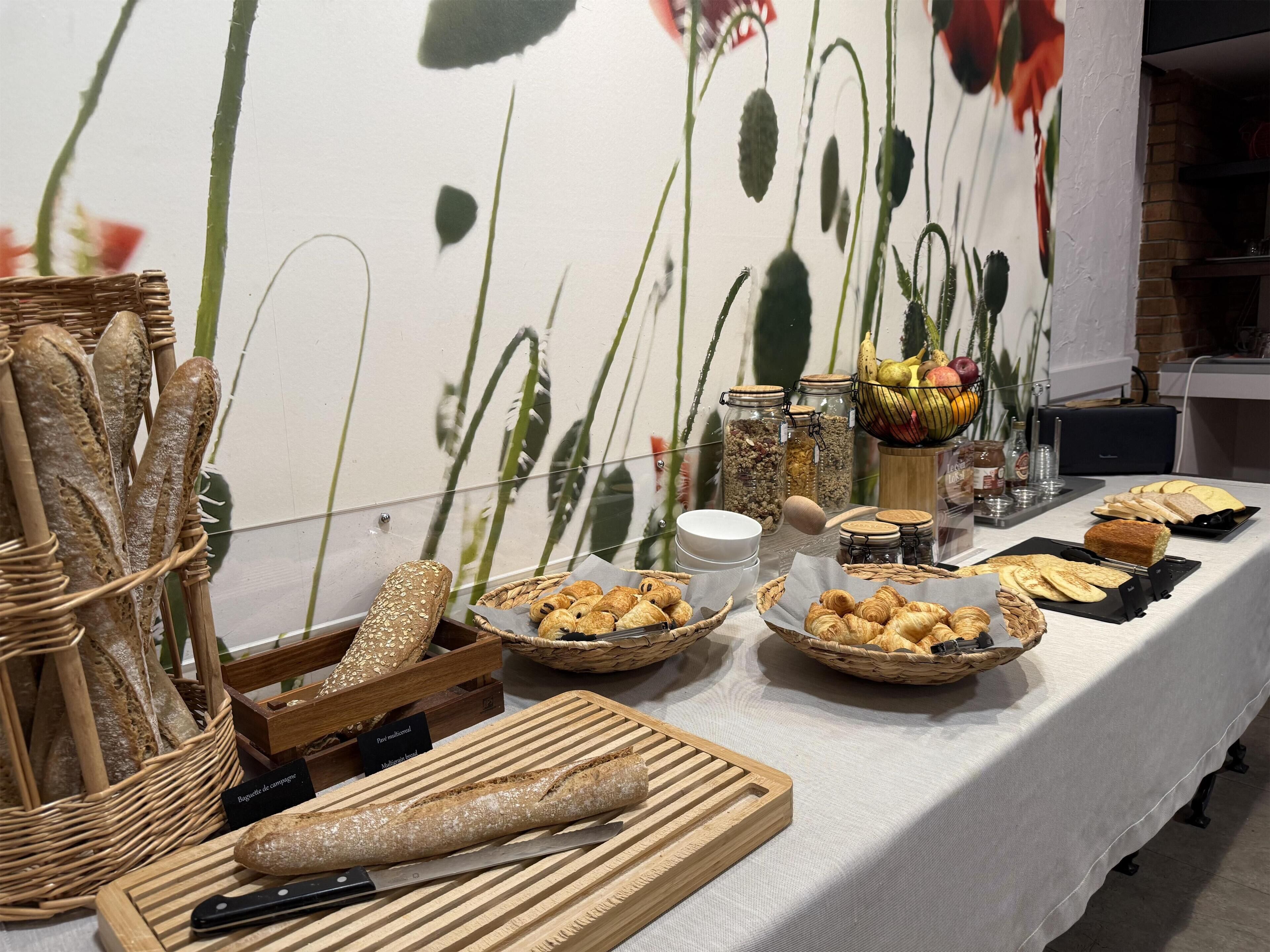 Daily to-go breakfast (EUR 13.90 per person)