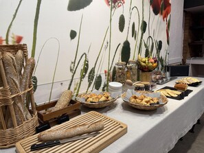 فطور مُعَد للتناول بالخارج يوميًا بتكلفة قدرها (13.90 EUR للشخص)