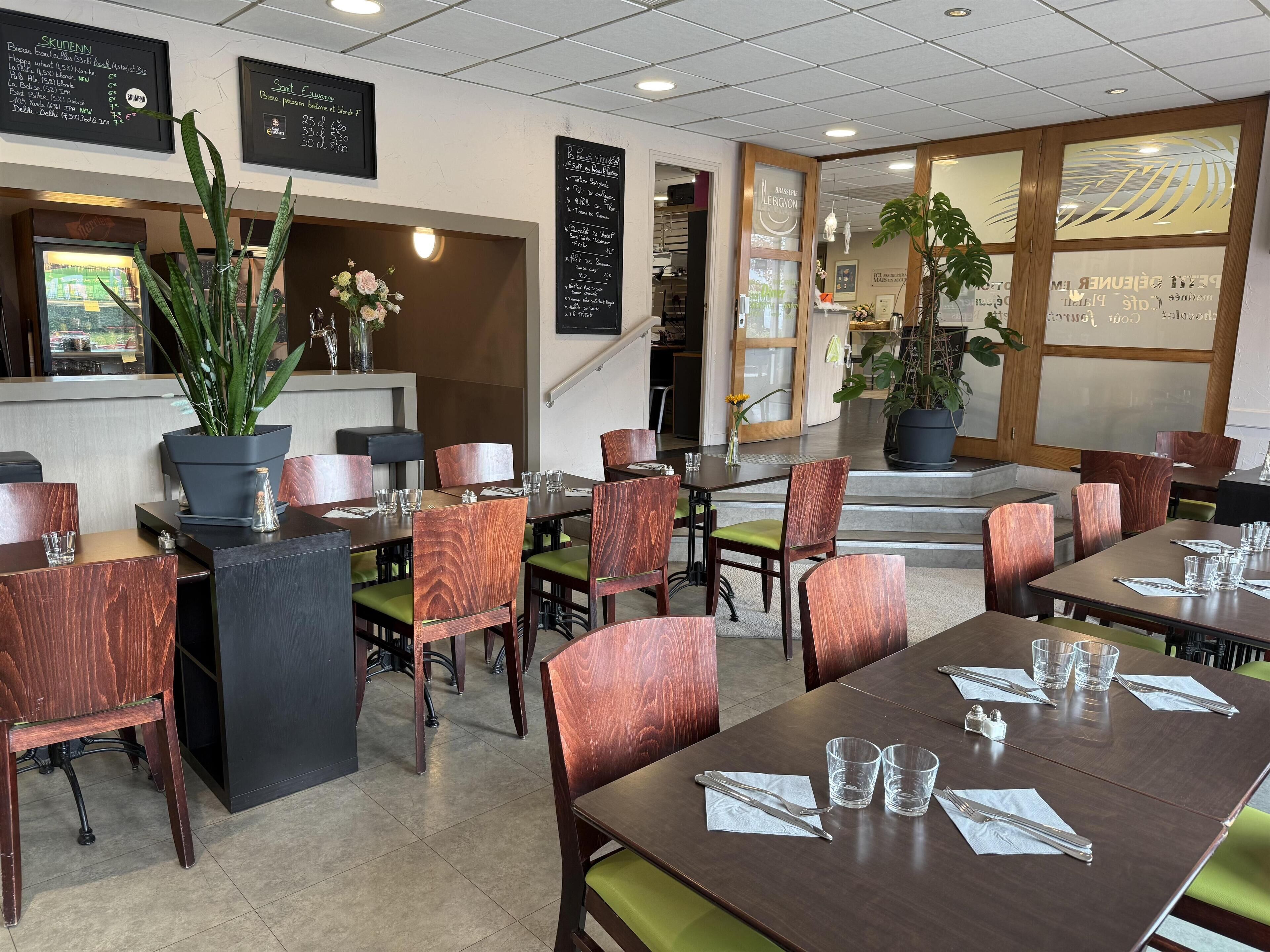 Déjeuner et dîner servis sur place, spécialités Cuisine régionale