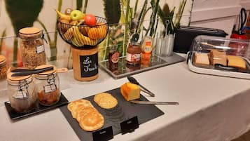 Daily to-go breakfast (EUR 12.90 per person)
