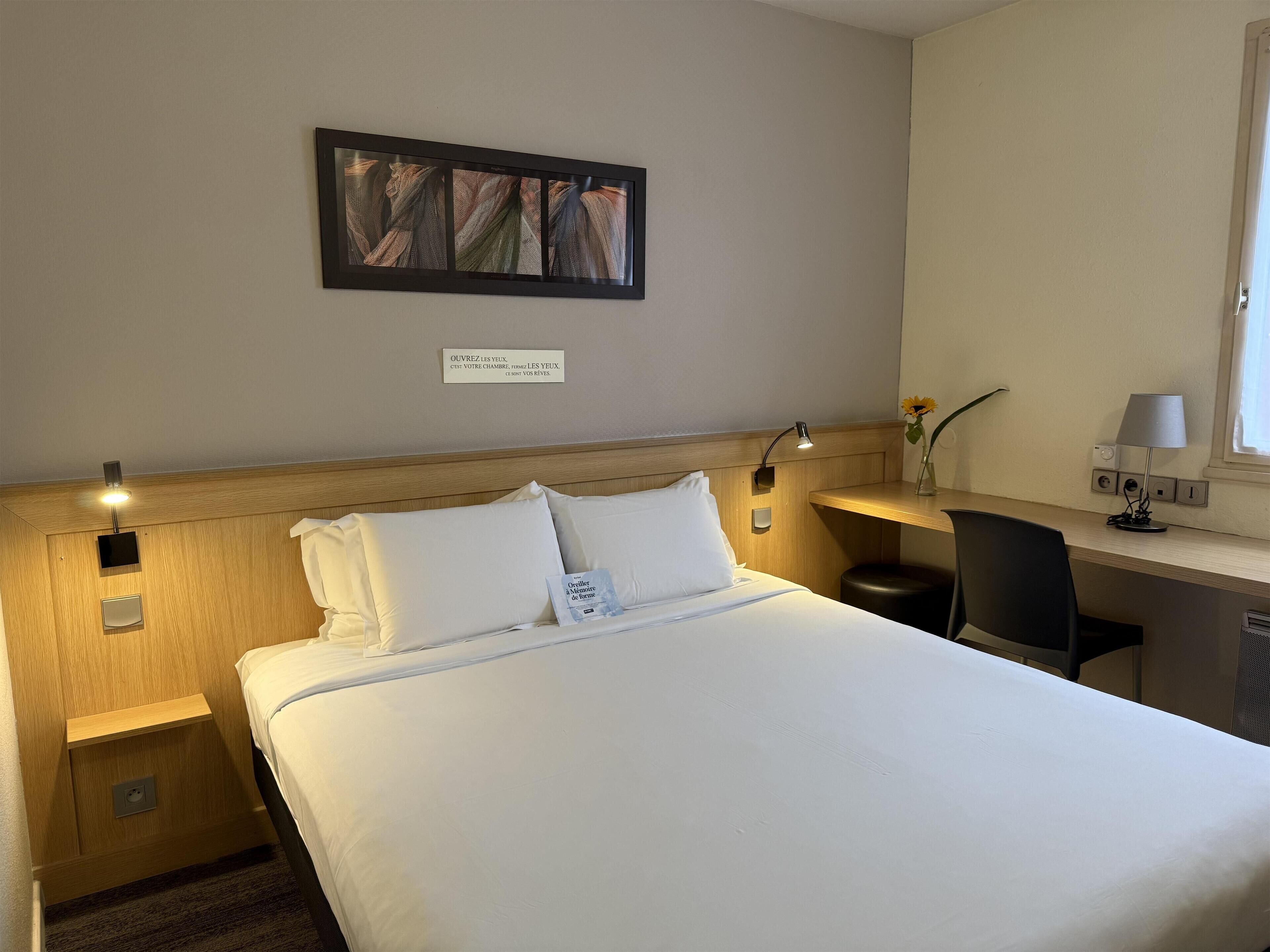 Chambre Standard, 1 lit double | Bureau, lits bébé (gratuits), Wi-Fi gratuit, draps fournis