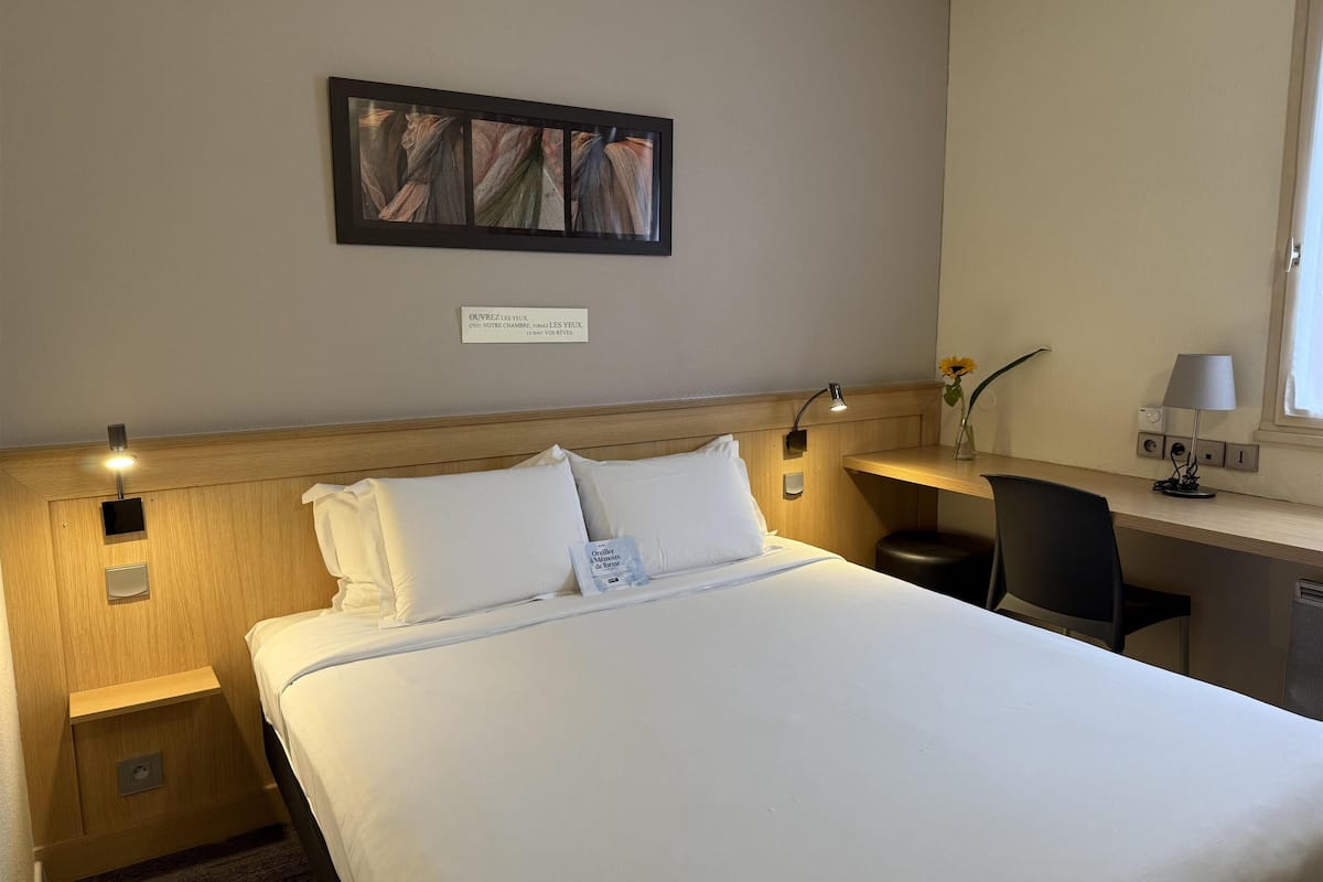 Quarto standard, 1 cama de casal | Escrivaninha, berços grátis, Wi-Fi de cortesia, roupa de cama