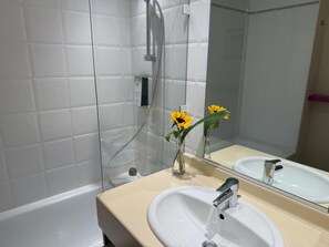 Baignoire, articles de toilette écologiques, séchoir à cheveux