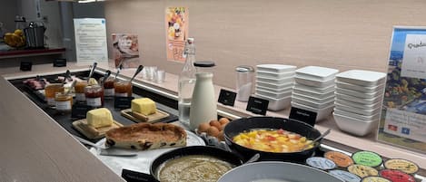 Daily to-go breakfast (EUR 12.90 per person)