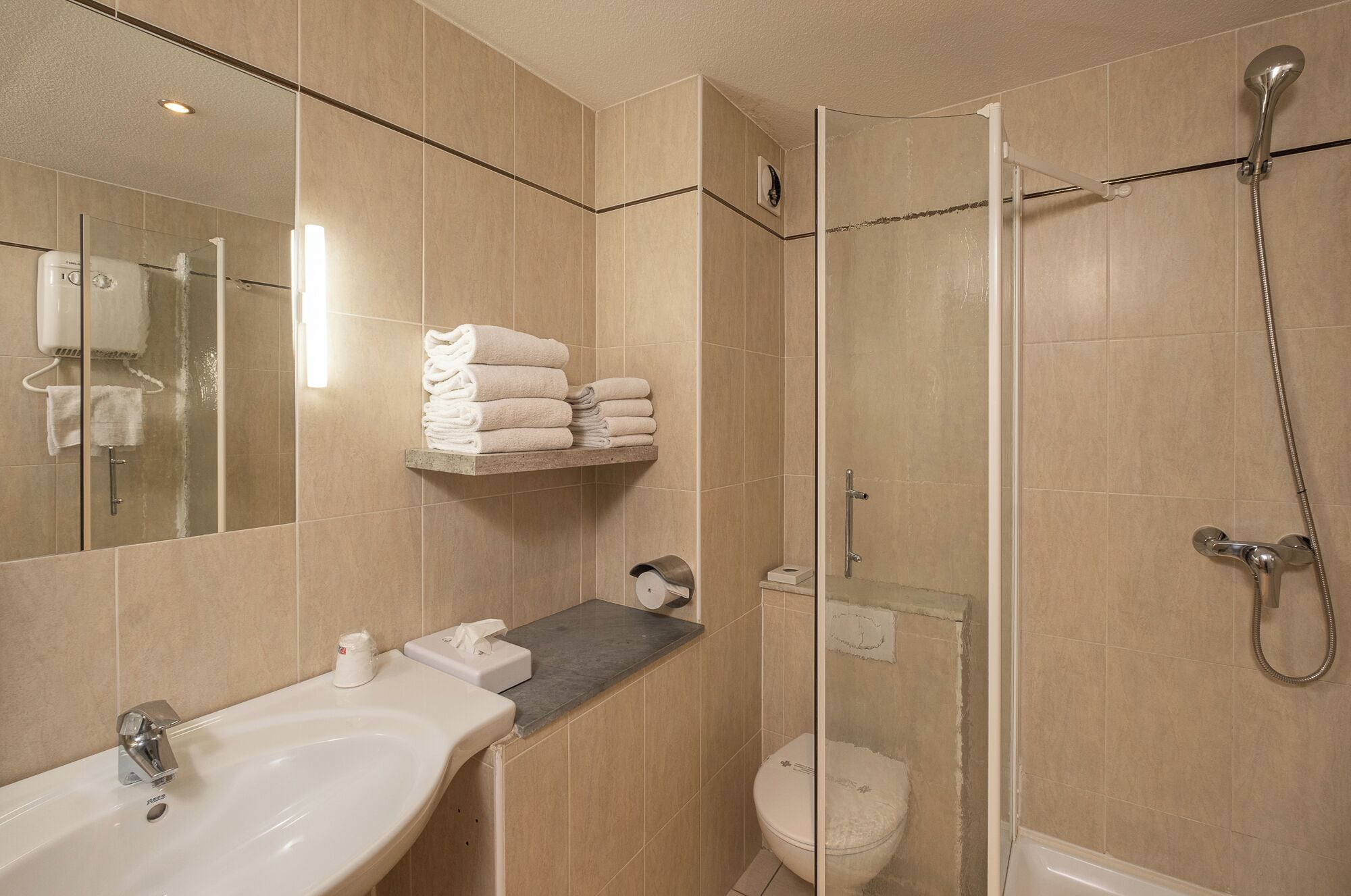 standard double room | bathroom | shower, free toiletries, hair dryer, towels