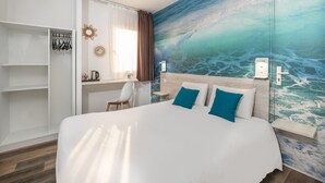 A hotel room with a bed, a desk, and a wardrobe. - The Originals City Hotel Hippocampe Sète Balaruc (Balaruc-le-Vieux)