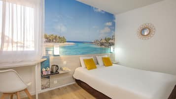 Quarto casal superior | Roupas de cama premium, escrivaninha, cortinas blackout