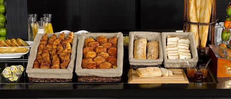 Desayuno buffet (EUR 11.9 por persona)