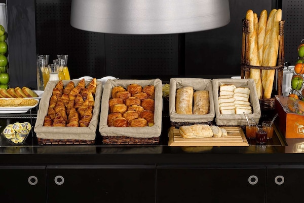 Se ofrece un desayuno bufé todos los días (por un coste adicional)