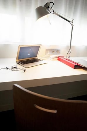 SÀngtillbehör av högsta kvalitet, skrivbord och mörklÀggningsgardiner