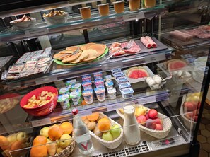 Dagelijks ontbijtbuffet (EUR 13.9 per persoon)