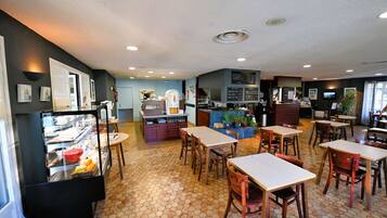 Desayuno buffet diario (EUR 13.9 por persona)