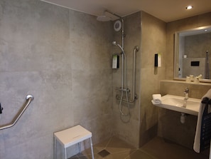 Room, 1 Double Bed, Mobility Accessible | Bathroom