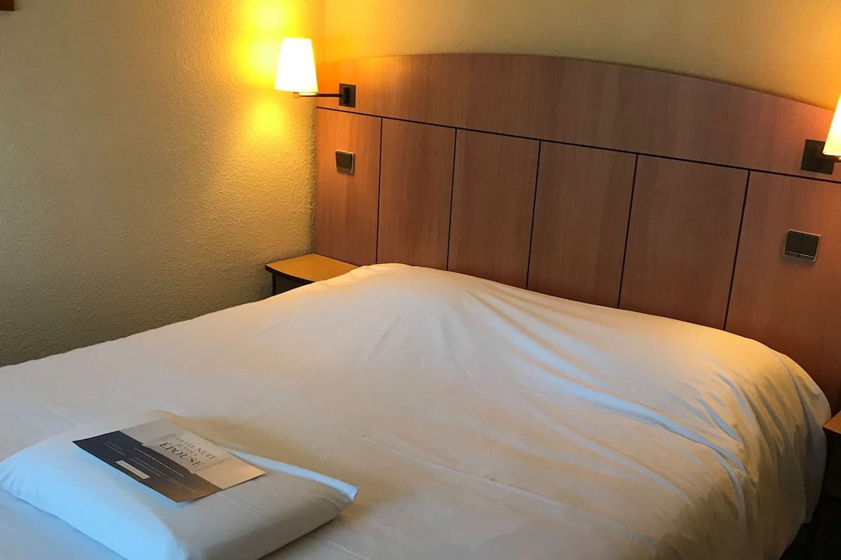Standaard kamer, 1 tweepersoonsbed | Luxe beddengoed, een bureau, verduisterende gordijnen