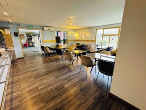 Frokostbuffé hver dag (EUR 11.5 per person)