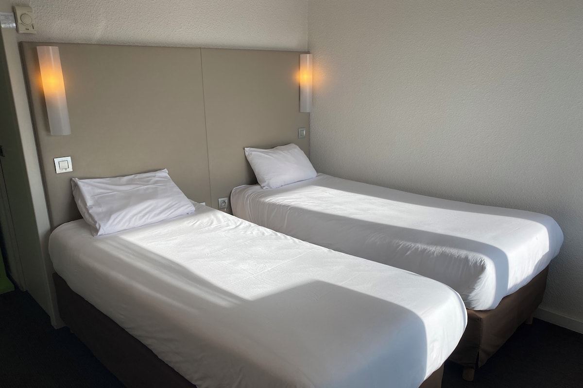 Rom – standard, 2 enkeltsenger | Sengetøy av topp kvalitet, skrivebord og lydisolert