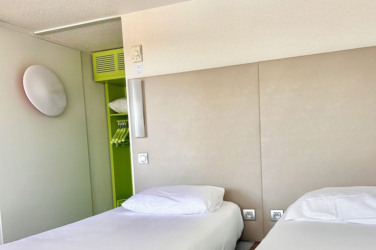Quarto standard, 2 camas de solteiro | Roupas de cama premium, escrivaninha, quartos à prova de som