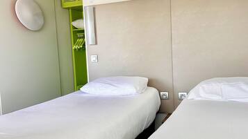 Standaard kamer, 2 eenpersoonsbedden | Luxe beddengoed, een bureau, geluiddichte muren, gratis babybedden