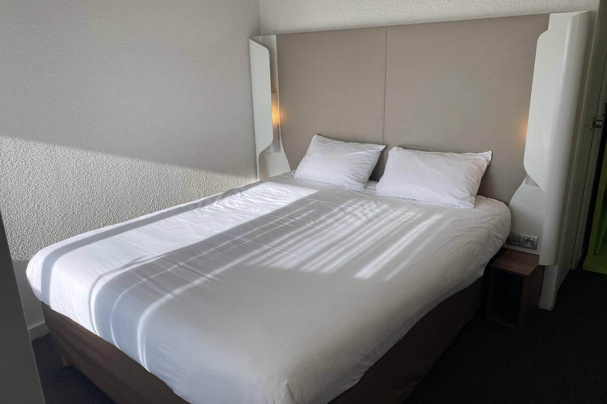 Standard Room, 1 Double Bed | Premium bedding, desk, soundproofing, free cribs/infant beds